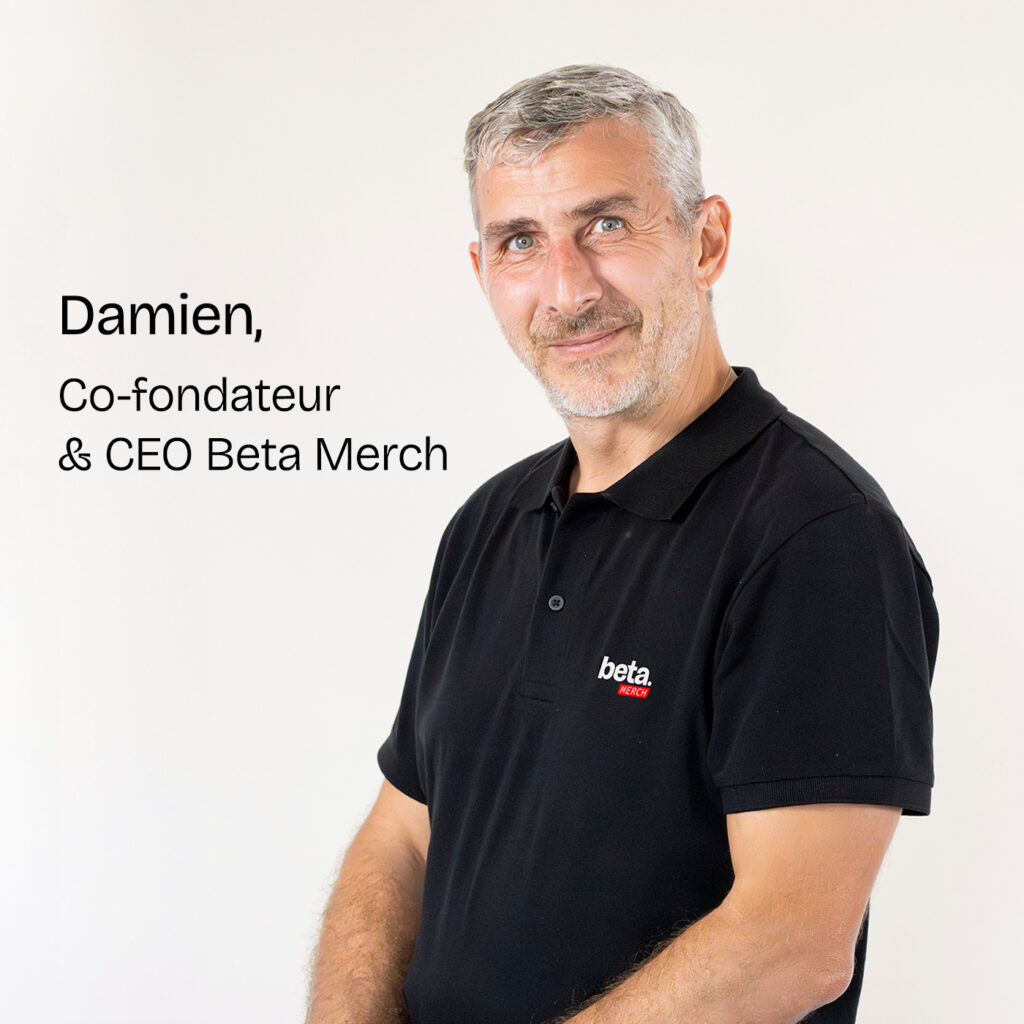 Portrait de Damien, co-fondateur et CEO de Beta Merch, portant un polo noir Beta.