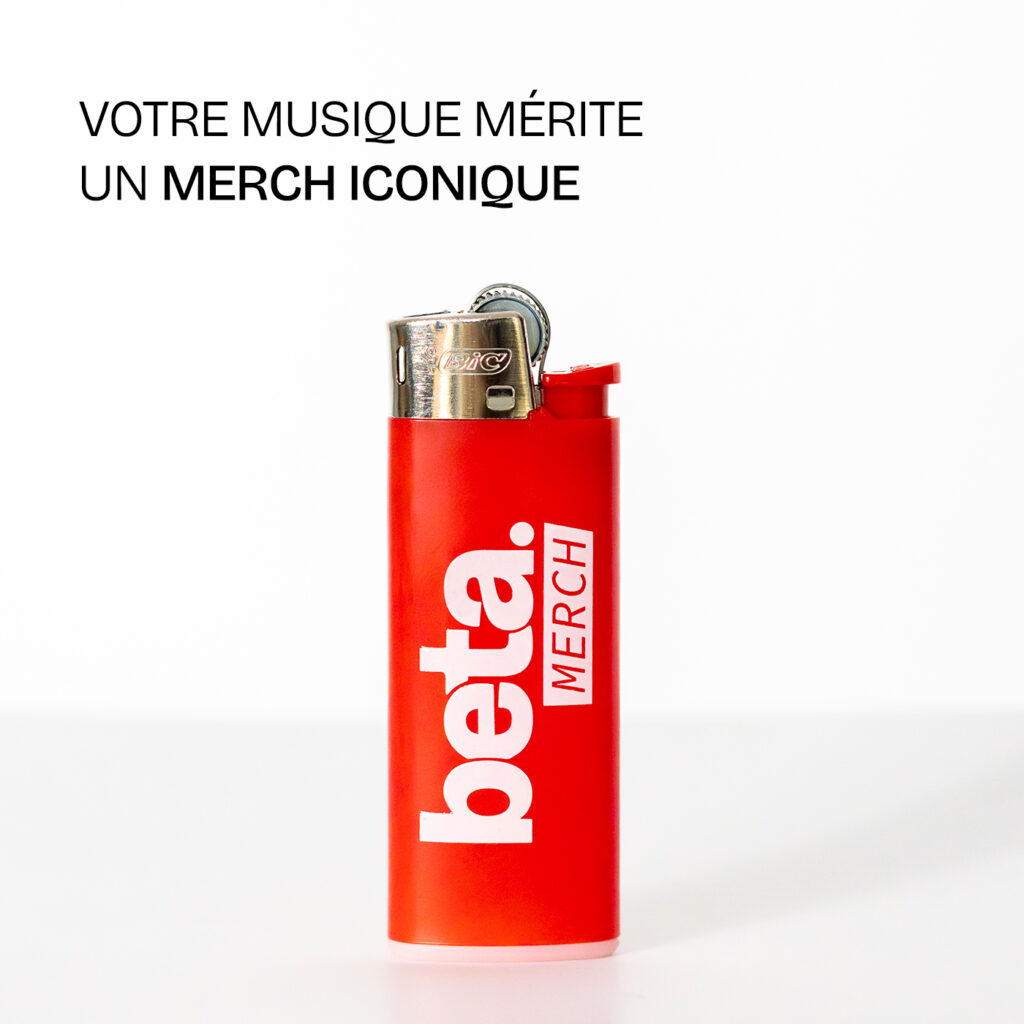 Briquet rouge personnalisé Beta Merch posé sur une surface blanche.