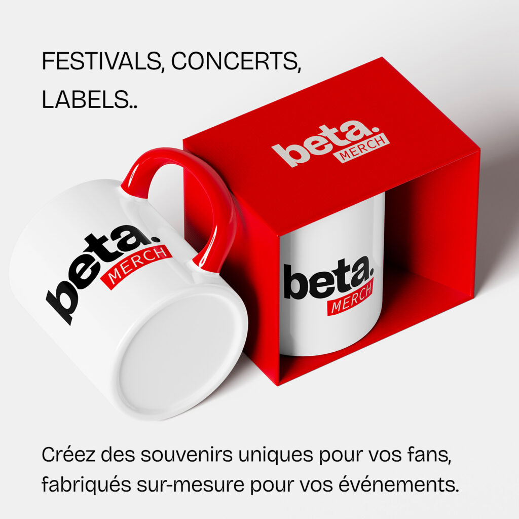 Mug blanc Beta Merch avec anse rouge, présenté dans une boîte rouge personnalisée.