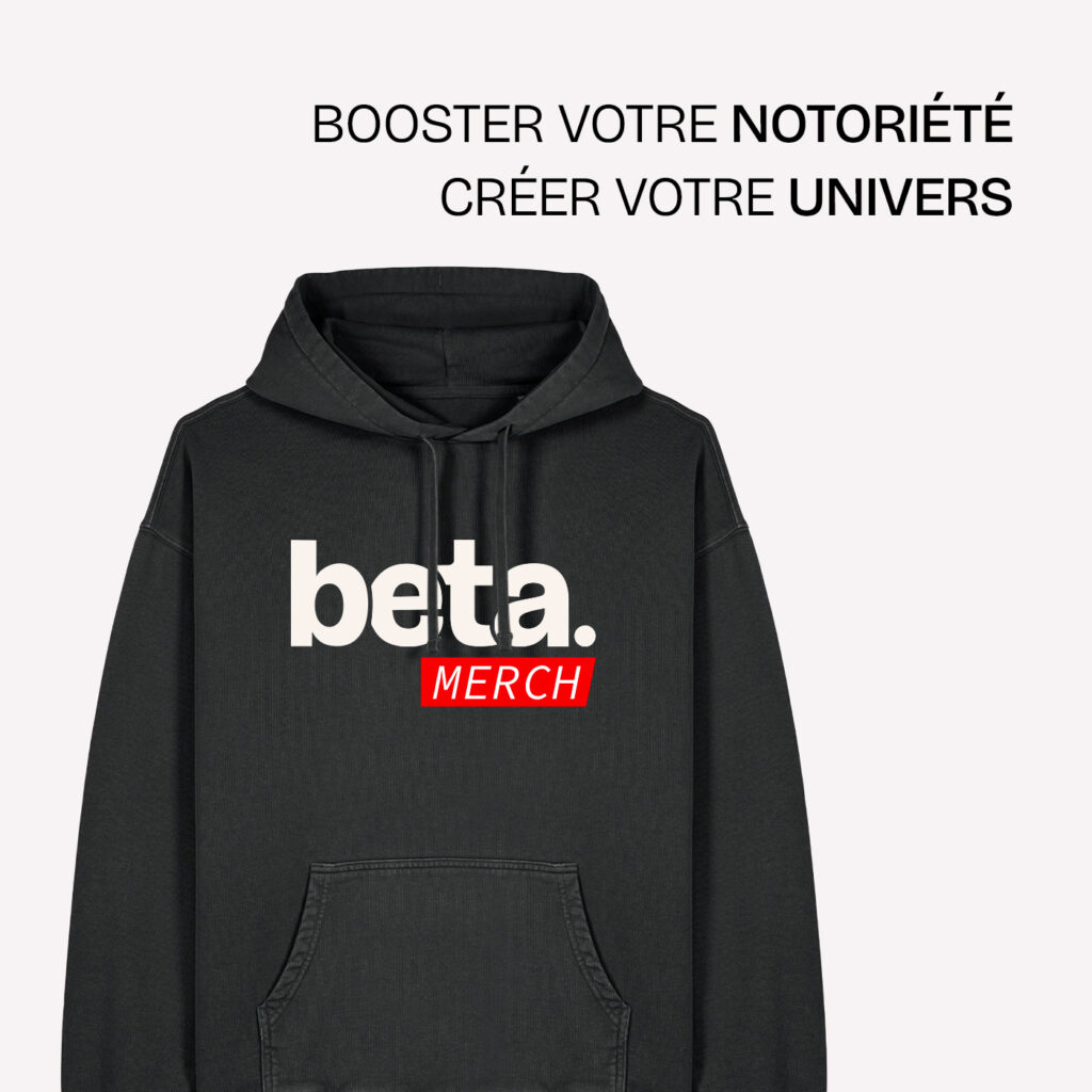 Hoodie noir Beta Merch avec logo blanc et badge rouge, présenté sur fond clair.
