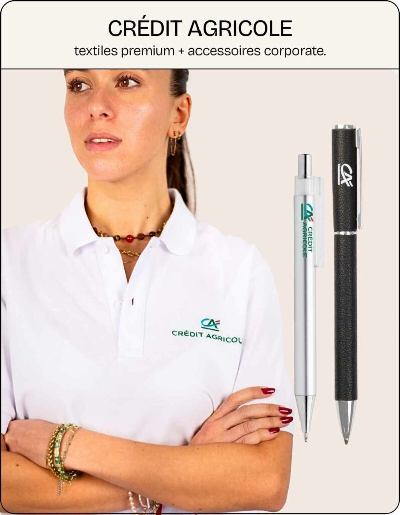 Polo blanc Crédit Agricole porté par un modèle, accompagné de stylos corporate personnalisés assortis