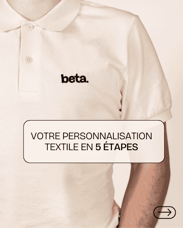 Polo blanc Beta porté par un modèle, avec un encart indiquant "Votre personnalisation textile en 5 étapes"