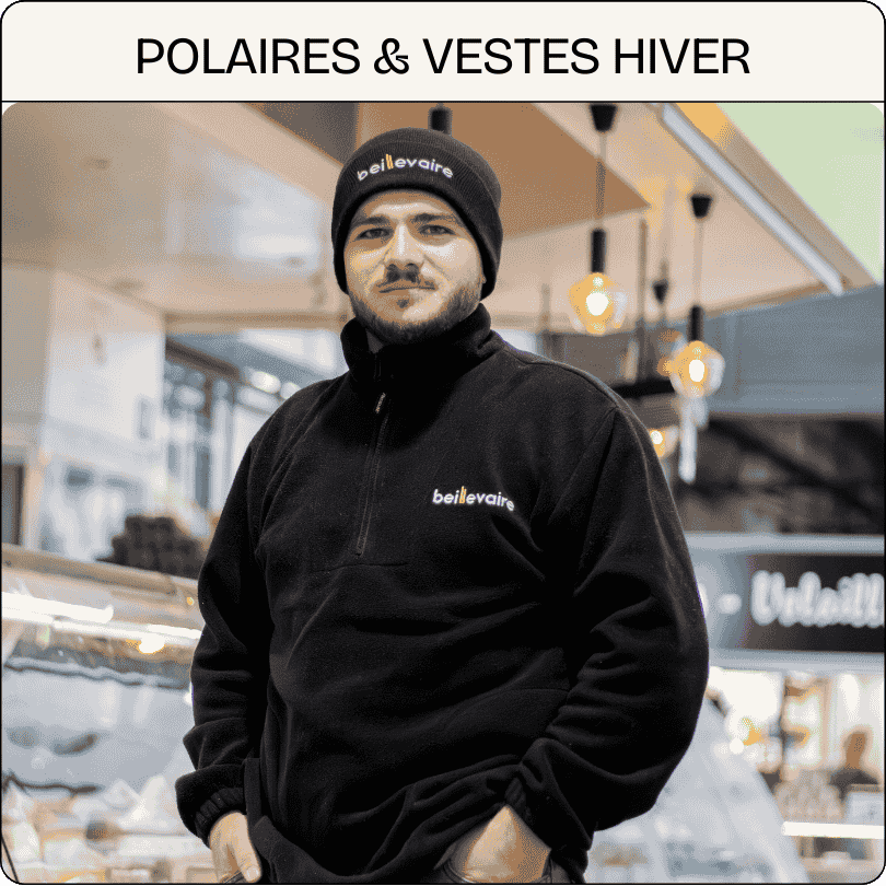 Employé portant une polaire noire Beillevaire brodée, photographié en environnement professionnel.