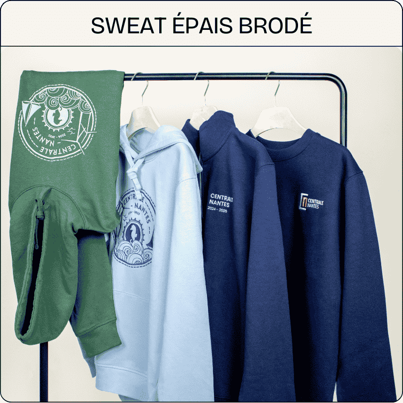 Sweats épais brodés Centrale Nantes : modèles verts, bleu clair et bleu marine suspendus sur un portant.