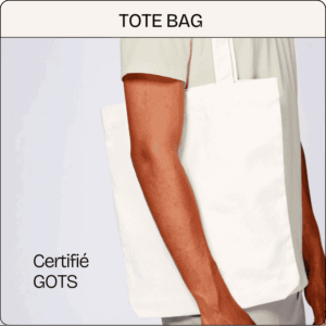 Tote bag écru certifié GOTS porté à l’épaule par un modèle, sur fond clair.