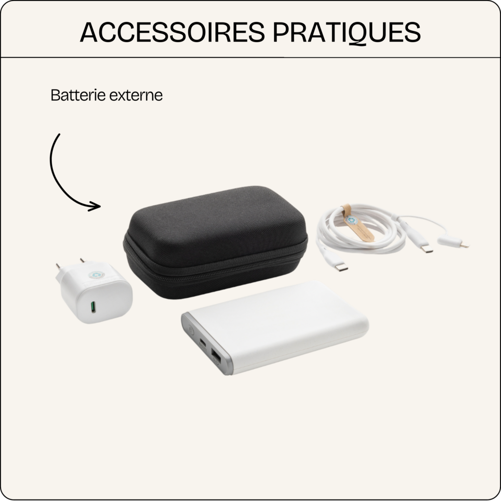 Accessoires pratiques présentés sur fond clair : batterie externe, câble de charge, adaptateur secteur et étui de transport rigide