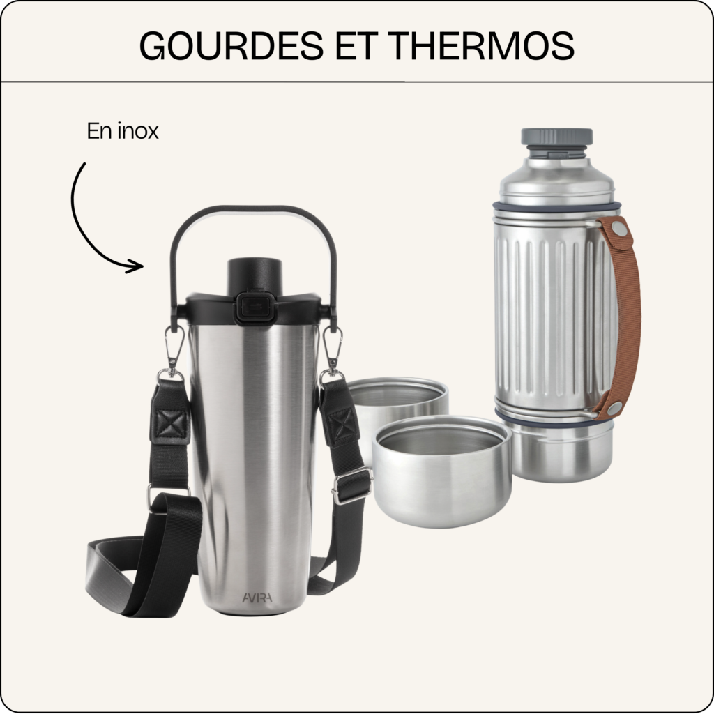 Gourdes et thermos en inox présentés sur fond clair, modèles cylindriques avec bouchon, poignée de transport et gobelets assortis.
