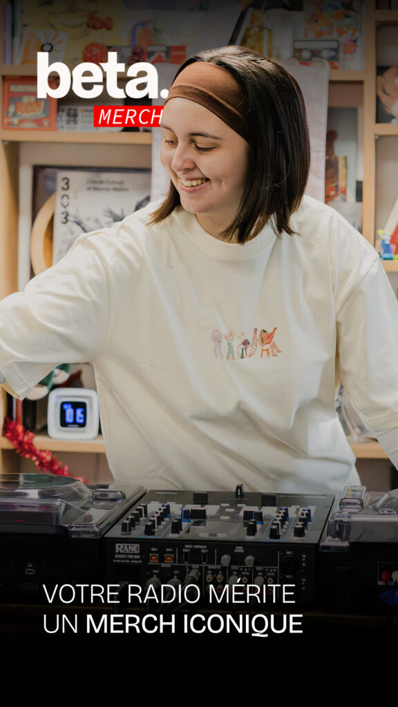Animatrice radio portant un t-shirt personnalisé Beta Merch, en train de mixer sur une table DJ, illustration de merchandising textile professionnel pour radios et médias.