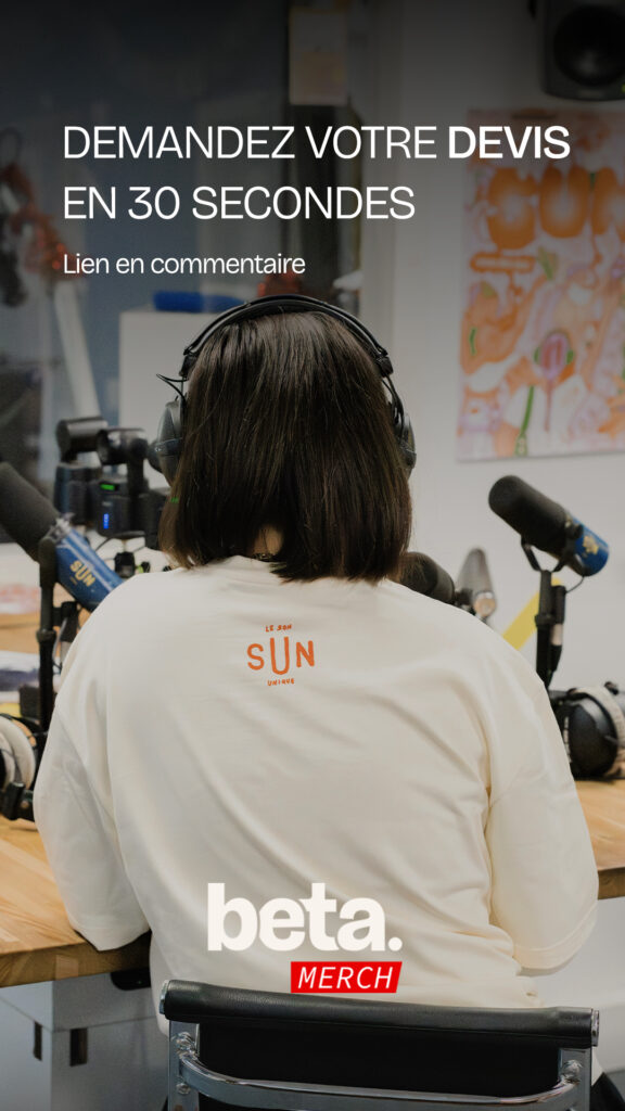Animatrice en studio radio portant un t-shirt personnalisé SUN réalisé par Beta Merch, merchandising textile professionnel pour radios et médias.