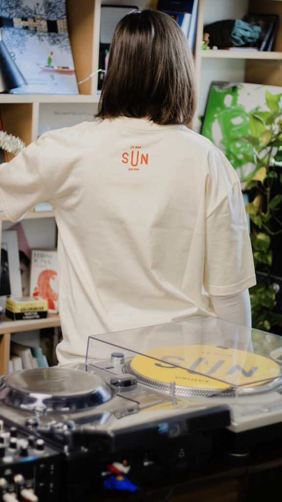 Dos d’un t-shirt personnalisé pour radio SUN, impression textile professionnelle par Beta Merch, vêtement merch premium pour médias et structures culturelles.