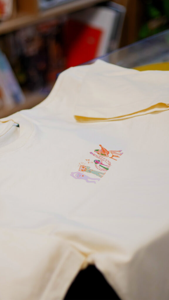 T-shirt personnalisé en coton avec illustration imprimée, merchandising textile premium pour radio SUN, fabrication et marquage par Beta Merch.