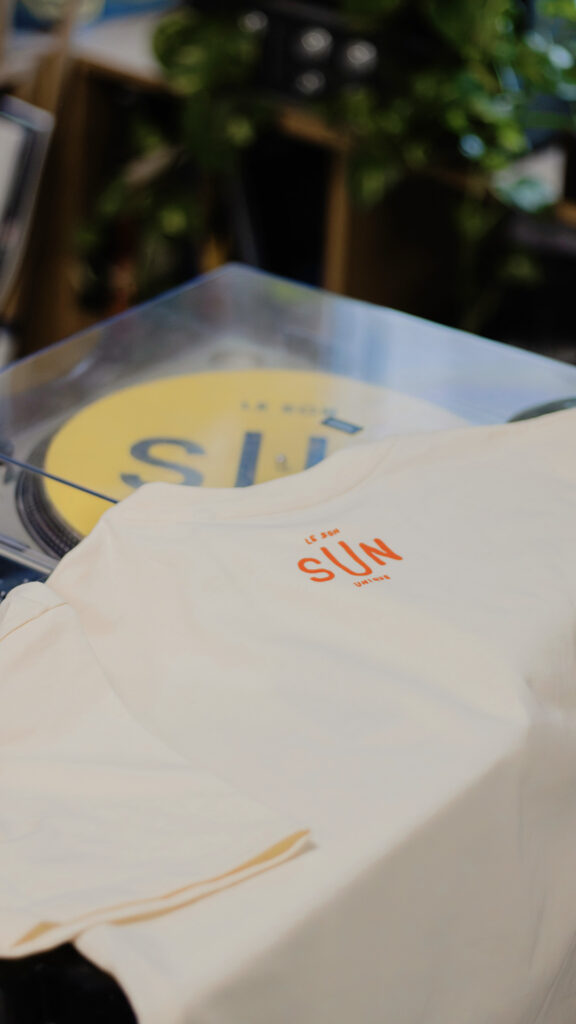 Dos d’un t-shirt personnalisé radio SUN, impression textile professionnelle pour médias, solution de merch sur mesure par Beta Merch.