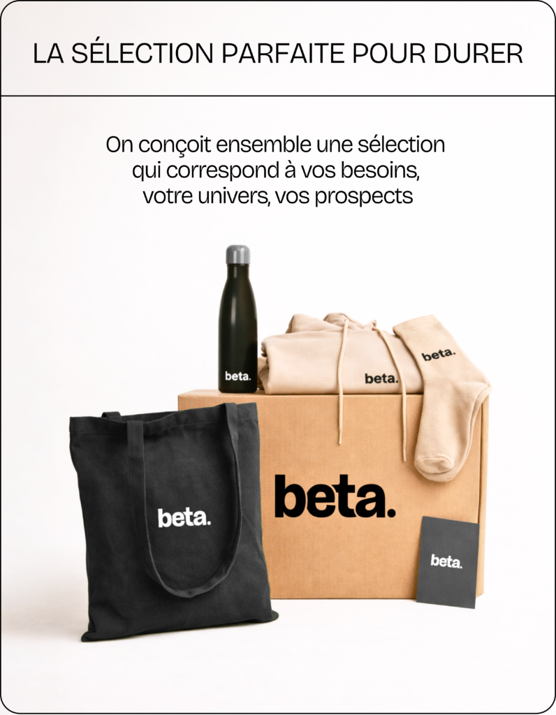 Mise en scène de goodies et textiles personnalisés Beta : tote bag noir, gourde isotherme noire, sweat et hoodie beige pliés, carte et boîte en carton logotypée, disposés sur fond blanc.