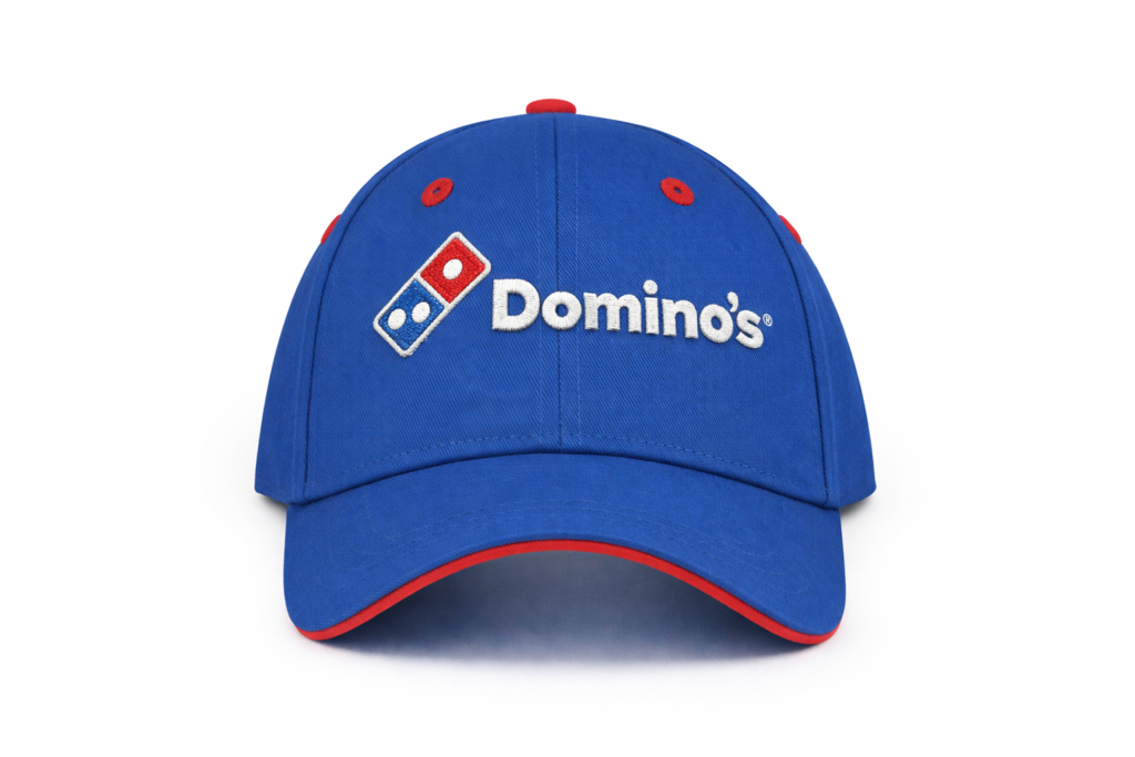 Casquette bleue Domino’s avec logo brodé en relief, visière contrastée rouge, marquage premium pour tenue d’équipe.