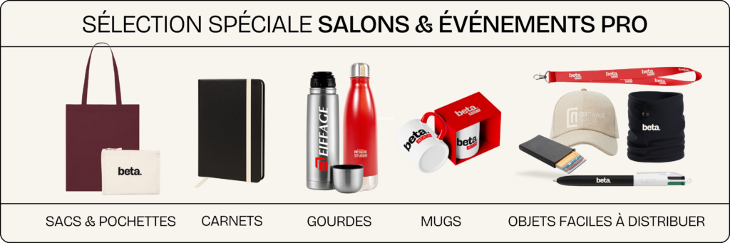 Sélection de goodies pour salons professionnels présentés sur fond clair : sacs et pochettes, carnets, gourdes en inox, mugs, casquette, tour de cou, stylo et accessoires du quotidien.