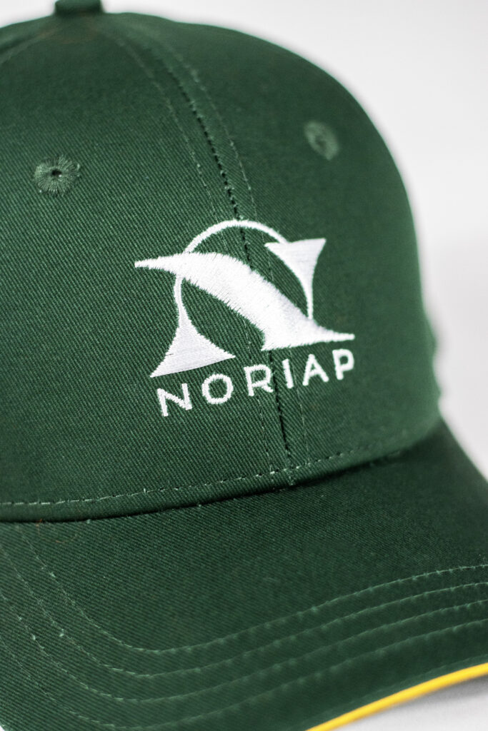 Casquette verte avec logo Noriap brodé en blanc, détail couture et broderie résistante pour usage terrain.