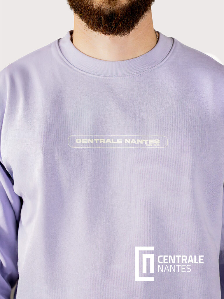 Sweat-shirt violet porté de face, avec logo Centrale Nantes imprimé sur la poitrine, fond clair.