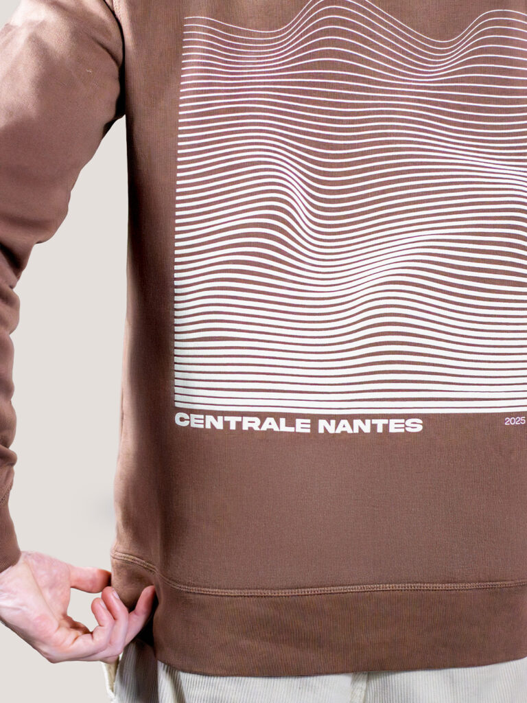 Sweat-shirt marron porté de face, avec motif graphique linéaire et marquage Centrale Nantes sur la poitrine, fond clair.