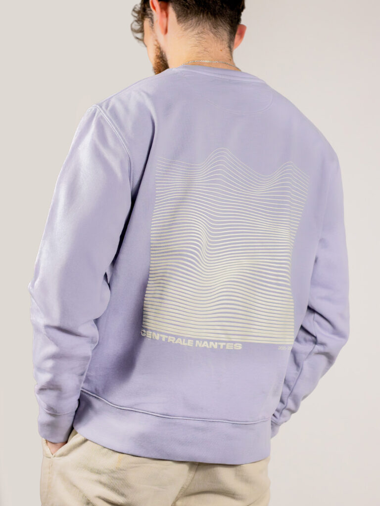 Sweat-shirt violet porté de dos, avec motif graphique linéaire et texte Centrale Nantes imprimés dans le dos, fond clair.
