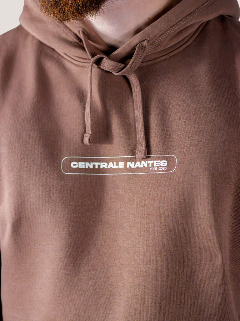 Sweat à capuche marron porté de face, avec marquage Centrale Nantes discret sur la poitrine, fond clair.