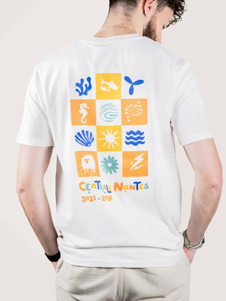 T-shirt blanc porté de dos, avec illustration colorée en carrés et texte Centrale Nantes imprimés dans le dos, fond clair.