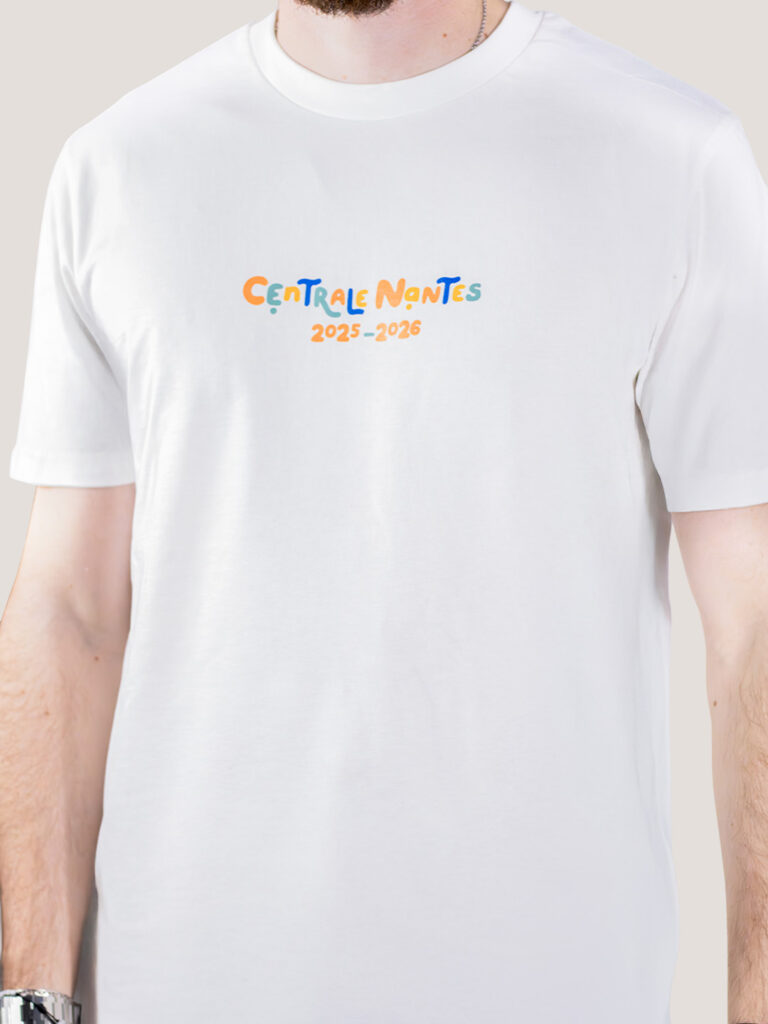 T-shirt blanc porté de face, avec logo Centrale Nantes imprimé sur la poitrine, fond clair.