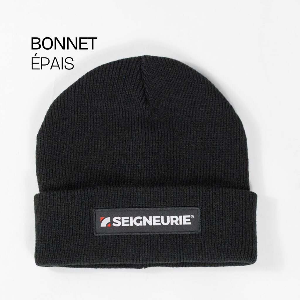 Bonnet noir épais avec patch logo Seigneurie, accessoire textile hiver personnalisé.