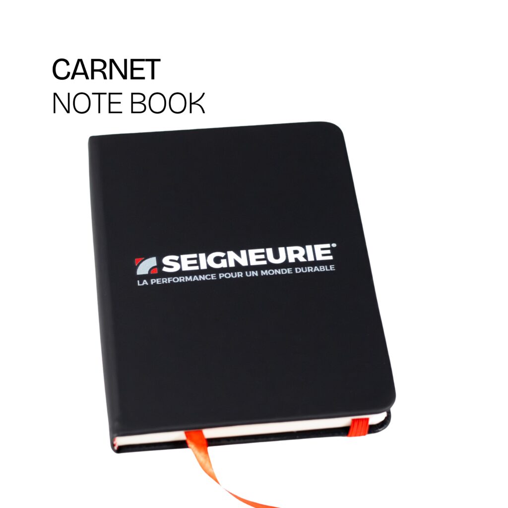 Carnet noir personnalisé Seigneurie avec marquage blanc et ruban rouge, objet corporate premium.