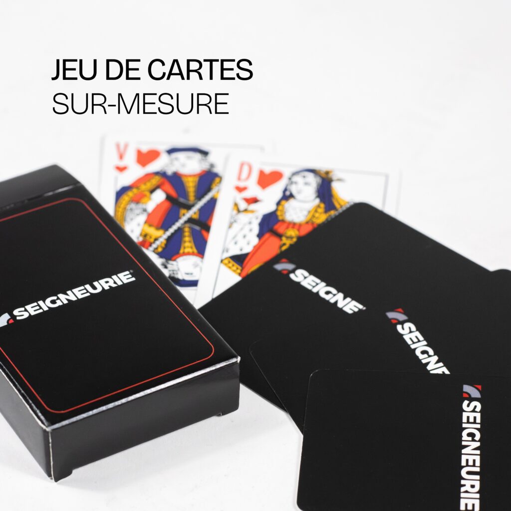 Jeu de cartes personnalisé Seigneurie avec étui noir logotypé, objet promotionnel sur-mesure.