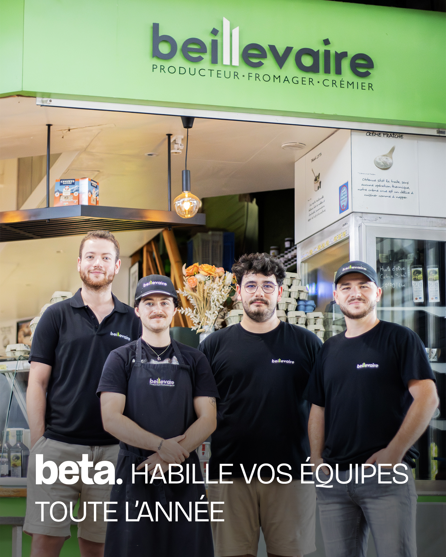 Équipe Beillevaire posant devant un point de vente, portant des tenues professionnelles noires avec logo en broderie, illustration d’équipement en production textile personnalisée rapide en volume.