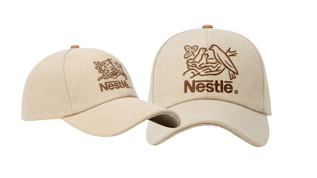 Casquettes beige Nestlé avec logo brodé ton sur ton, finition textile naturelle et broderie haute définition.