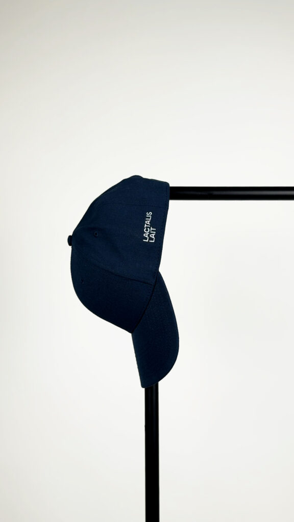 Casquette bleu marine avec broderie latérale Lactalis Lait, marquage discret et finition textile premium.