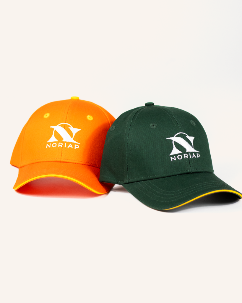 Casquettes personnalisées Noriap orange et verte avec logo brodé, couvre-chefs promotionnels pour entreprise agricole.