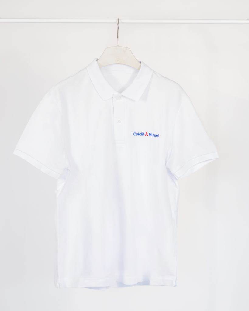 Polo blanc personnalisé Crédit Mutuel avec logo brodé poitrine, vêtement corporate pour équipe bancaire.