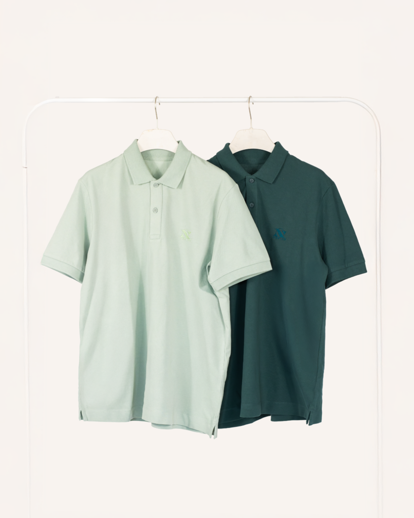 Polos personnalisés vert clair et vert foncé avec logo brodé, textile corporate pour tenue professionnelle entreprise.