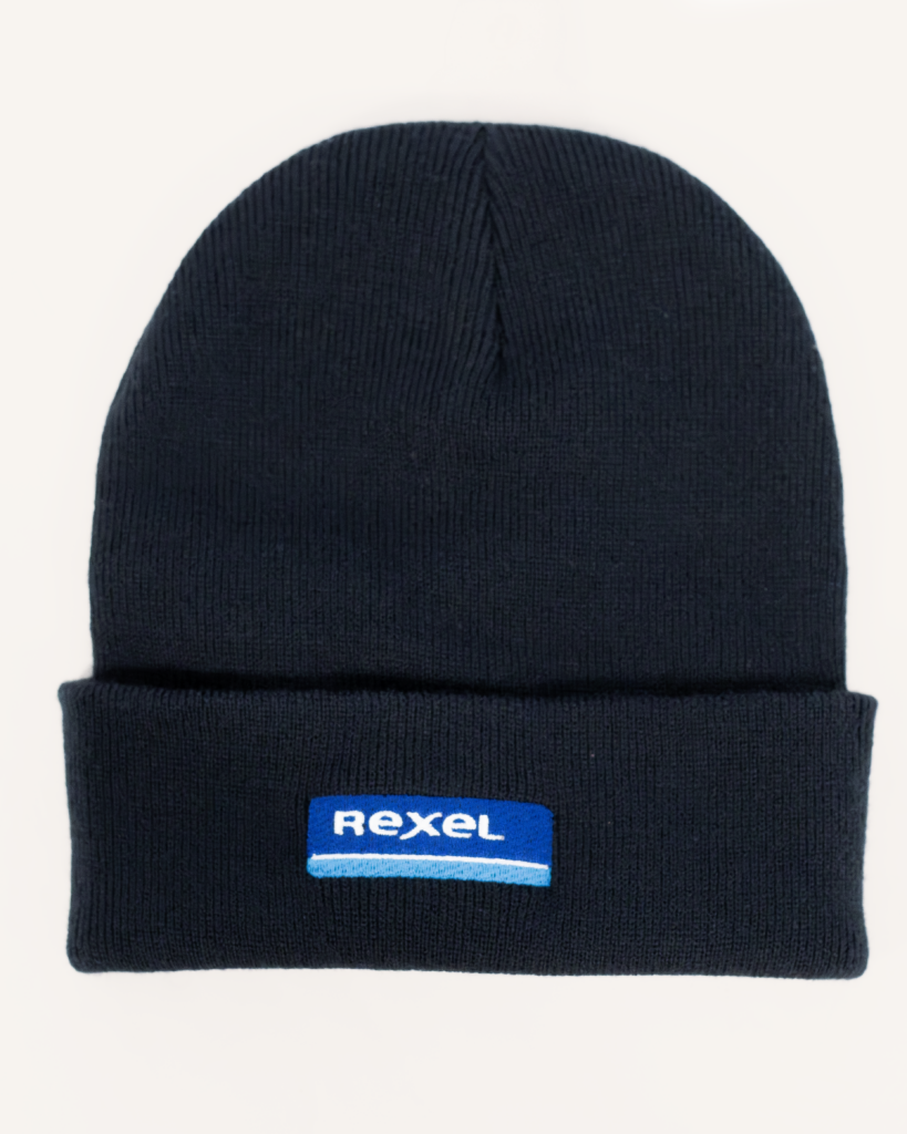 Bonnet personnalisé noir avec patch logo Rexel, accessoire textile brodé pour tenue professionnelle hiver.