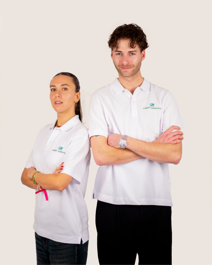 Équipe portant polos blancs personnalisés Crédit Agricole avec logo brodé, tenue professionnelle corporate pour collaborateurs.