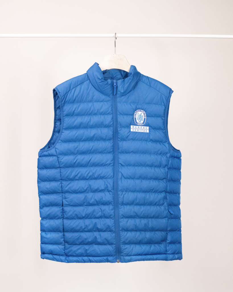 Doudoune sans manches bleue personnalisée Bureau Veritas avec logo brodé poitrine, veste matelassée professionnelle.