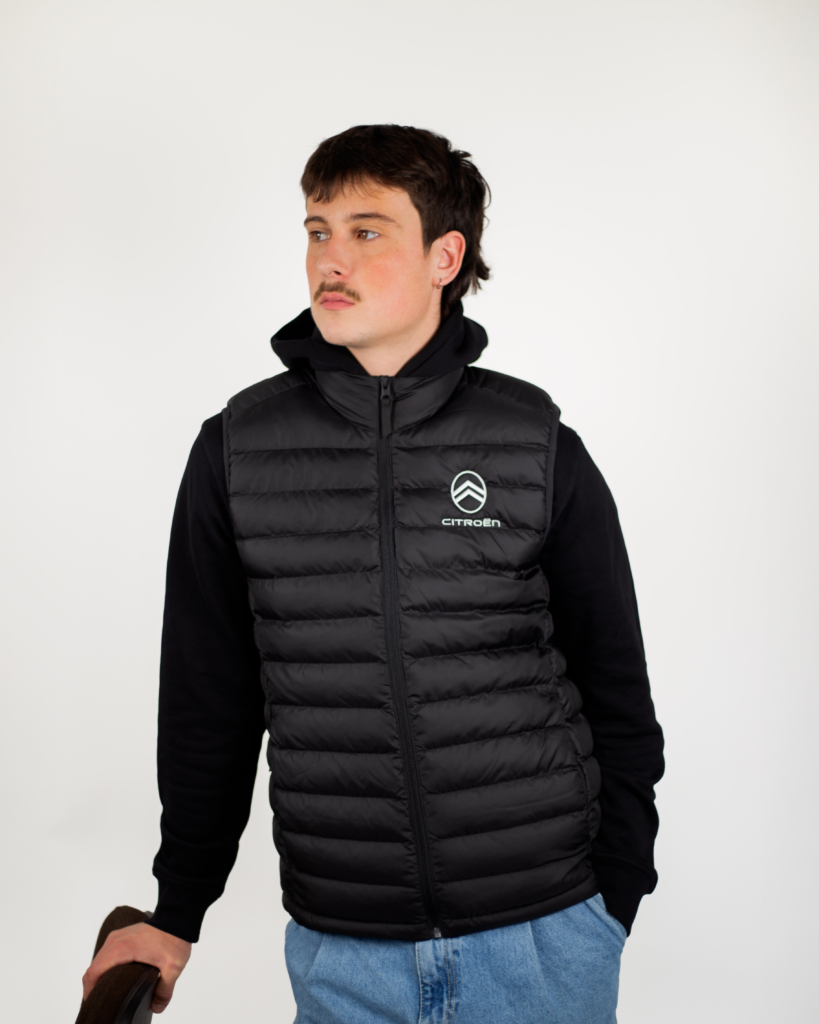 Doudoune sans manches noire Citroën portée par un homme, veste matelassée personnalisée avec logo brodé.
