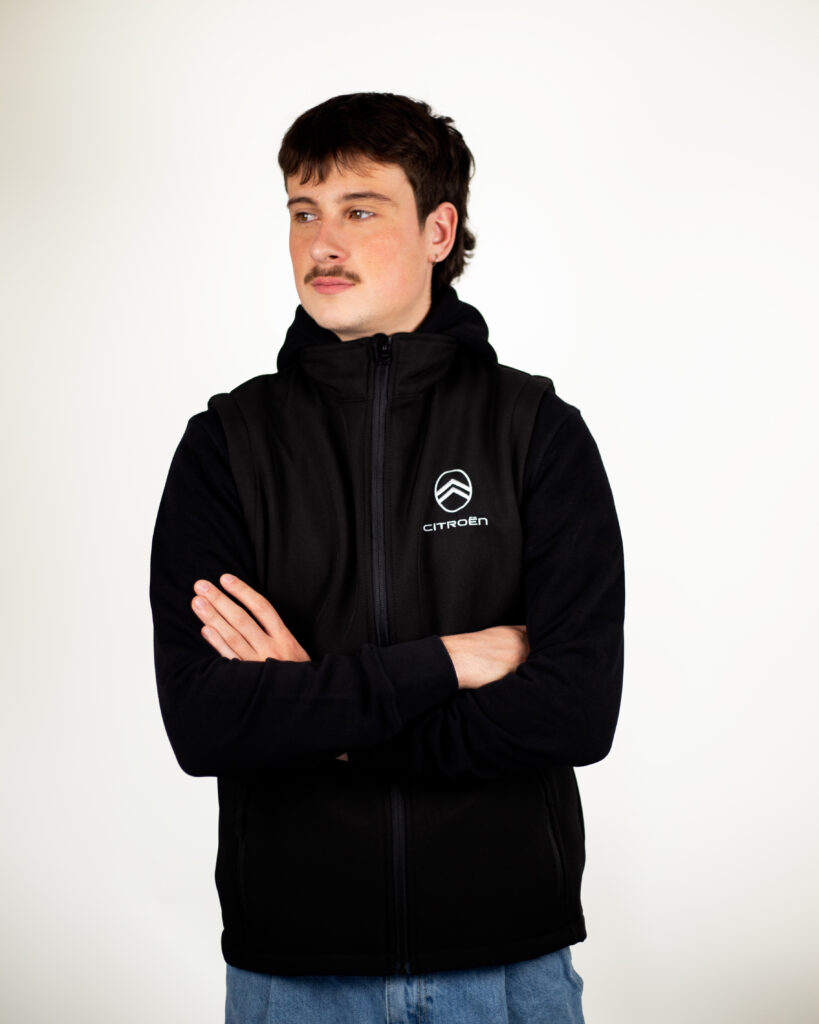 Veste softshell noire Citroën portée par un homme, textile corporate personnalisé avec logo brodé poitrine.