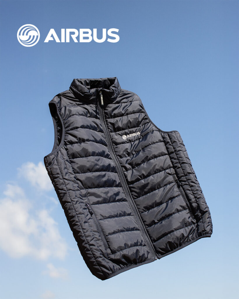 Doudoune sans manches noire personnalisée Airbus avec logo brodé, veste matelassée corporate légère et isolante.